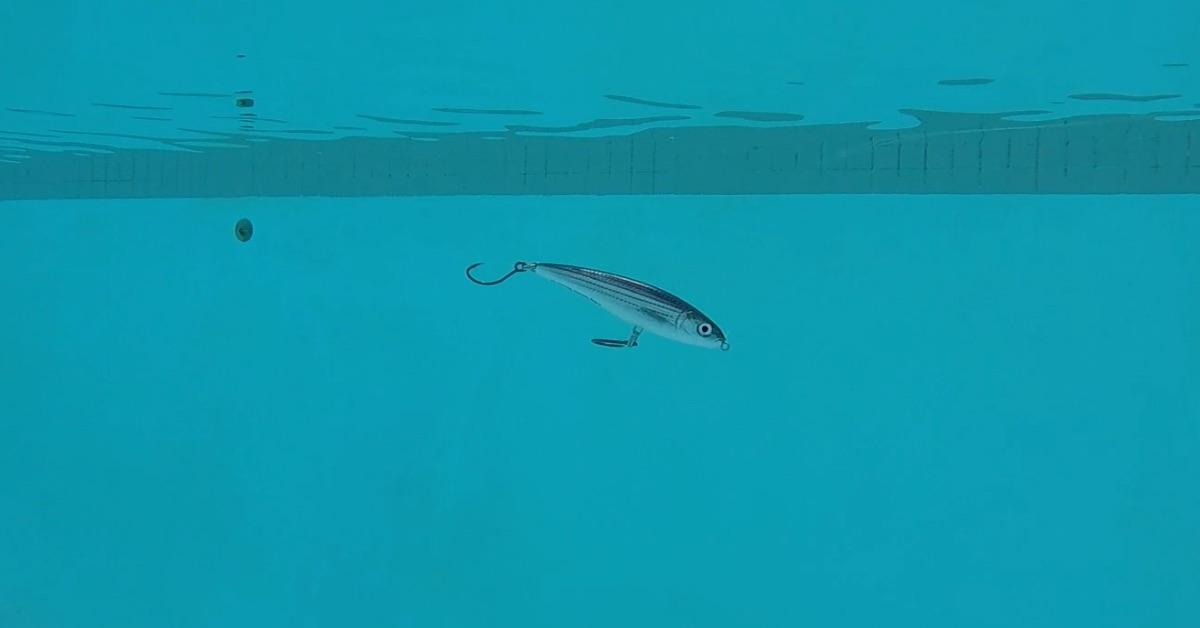 X-Rap Twitchin' Minnow underwater